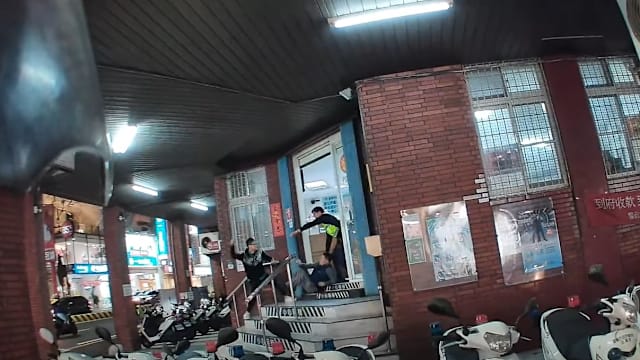 台男随机砍伤两人 追到警局门口才停下