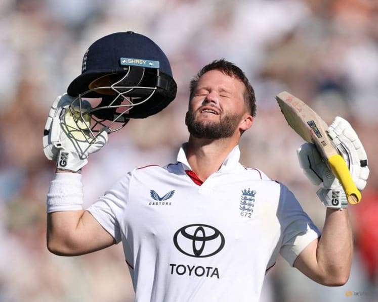 England roar back in second test with wickets for Stokes and century for Duckett