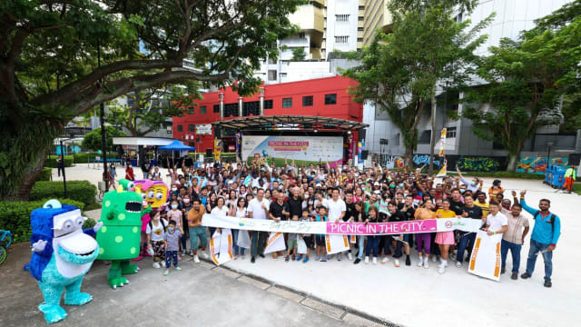 乌节路部分商场和零售业者 参与新加坡清洁日
