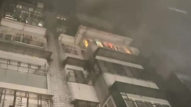 台基隆大楼大火酿两死四伤 一消防员脱面罩救人殉职