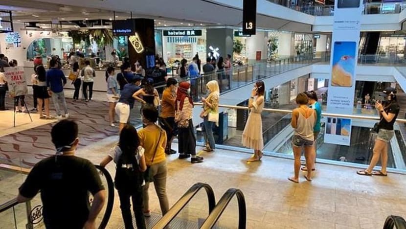 Orang ramai beratur panjang di pusat beli-belah jelang penutupan sekolah, tempat kerja