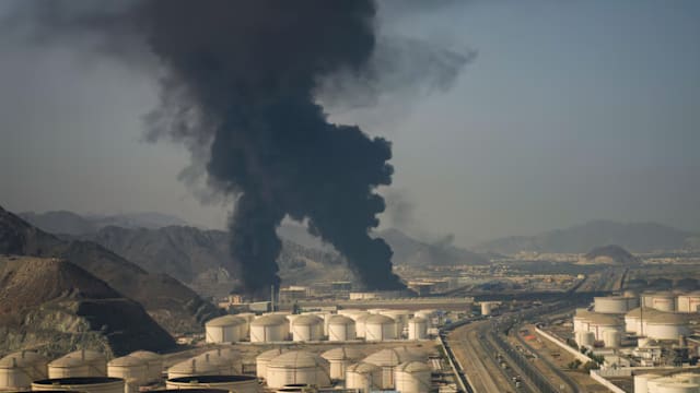 阿联酋称遭伊朗导弹与无人机袭击