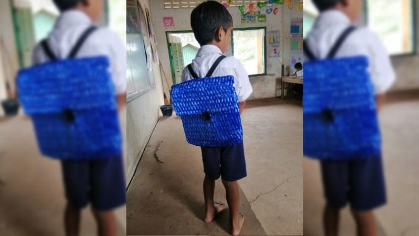 Bapa anyam beg sekolah guna tali rafia Bapa anyam beg sekolah guna tali rafia