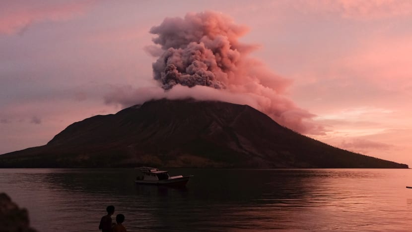 Lapangan Terbang Manado ditutup hingga Isnin akibat letusan Gunung Ruang Lapangan Terbang Manado ditutup hingga Isnin akibat letusan Gunung Ruang