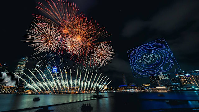 璀璨烟火绽放滨海湾天空，首个迪士尼游轮夜空秀登场