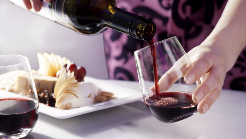 Should You Drink Wine On A Flight?