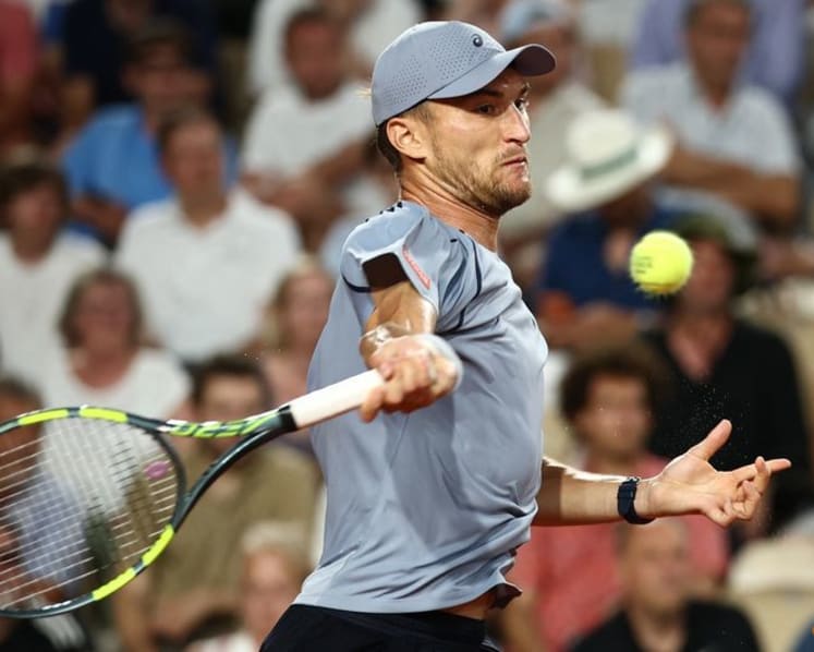 Collignon shocks Shelton to reach French Open third round
