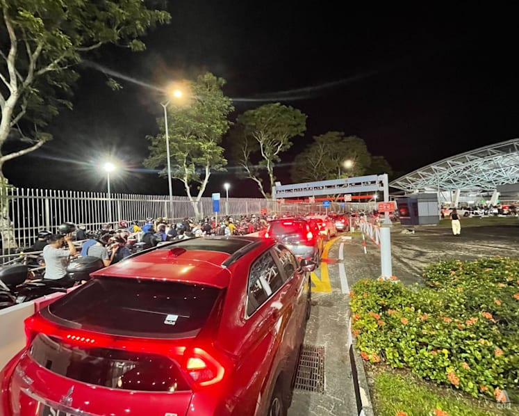 Hundreds of travellers cross checkpoints as Singapore-Malaysia land border fully reopens