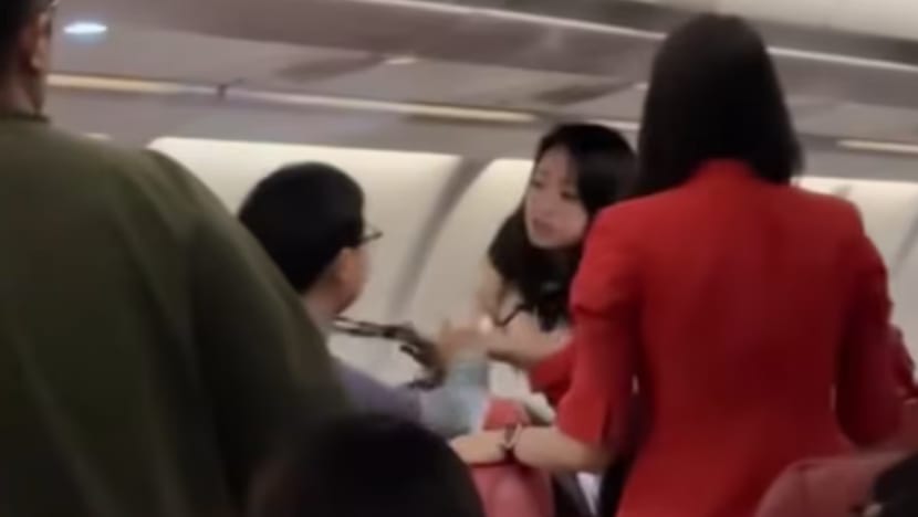 Penumpang gaduh dalam pesawat AirAsia X, enggan henti berbual meski lampu sudah malap