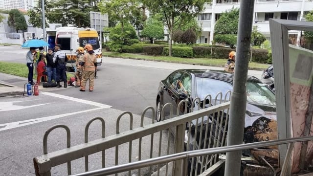轿车失控撞围栏 79岁司机送院治疗