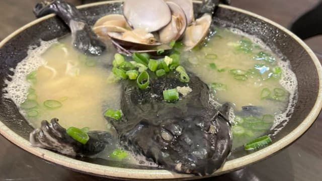 台湾拉面店推“青蛙拉面” 欢迎饕客“整个拿起来啃”