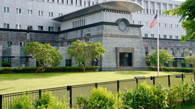 曾多次非法集会被定罪 男子再因在美国大使馆外示威被控