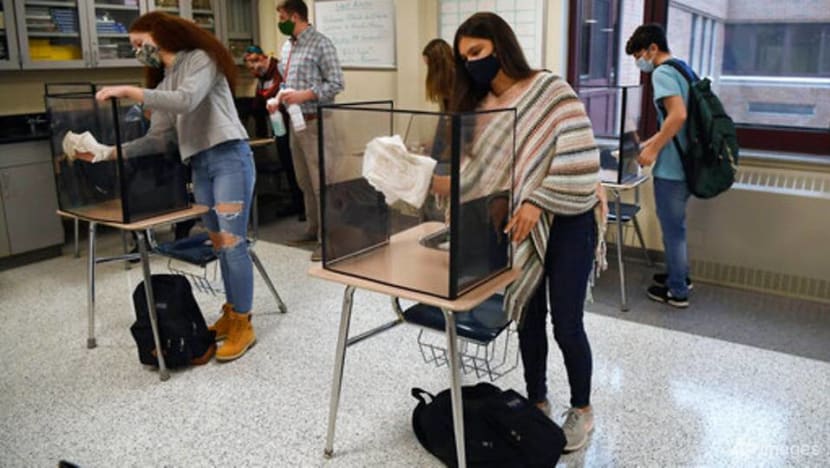 US changes school guidance, allowing desks to be closer