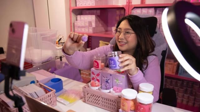 与顾客打交道交换意见 更多年轻人TikTok直播带货