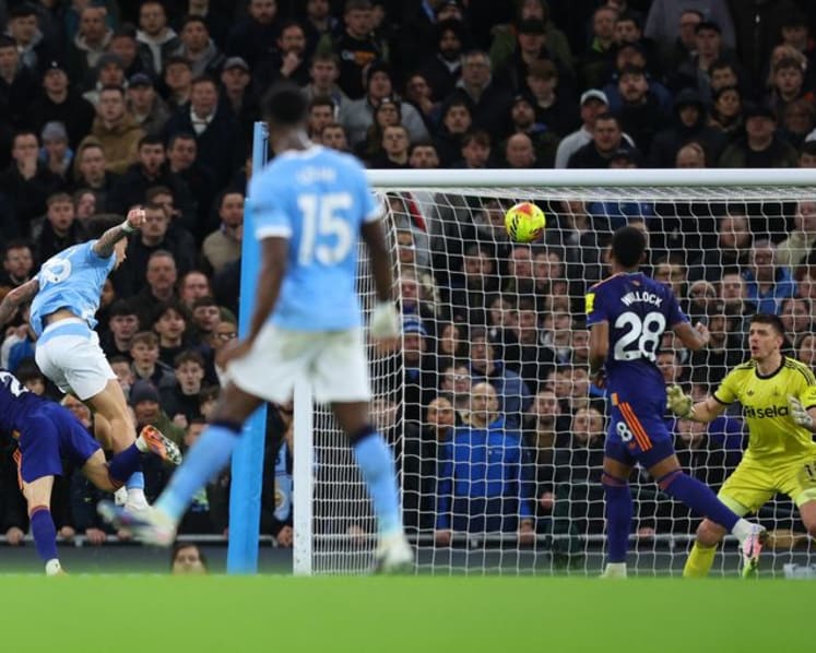 Man City crank up pressure on Arsenal, Villa and Chelsea drop points