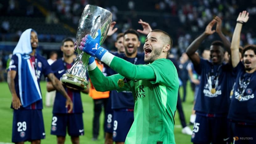 Luis Enrique applauds keeper Chevalier after dream PSG debut