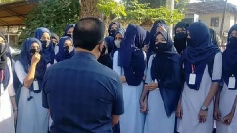 Wilayah Karnataka, India batalkan larangan pakai tudung di sekolah