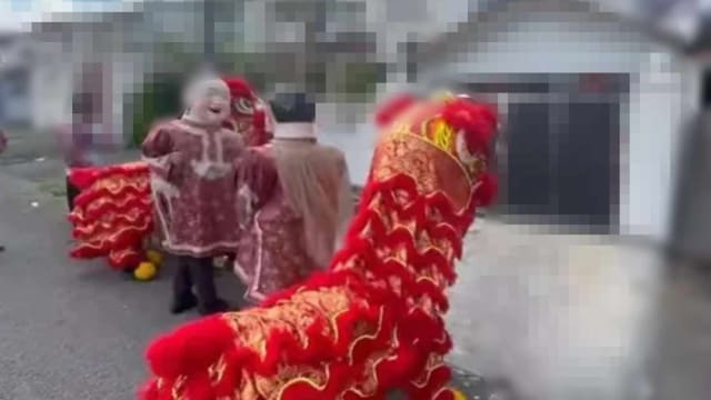 新山大耳窿讨债新招？ 让醒狮队登门敲锣打鼓