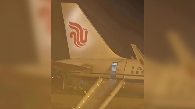 中国乘客误将应急舱门当作厕所门打开 客机应急滑梯弹出