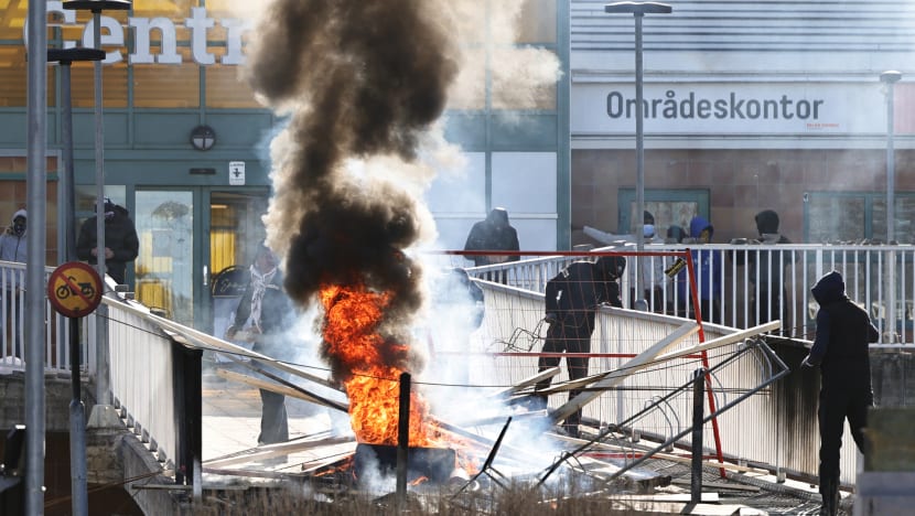 Rusuhan tercetus di Sweden susuli pembakaran Al-Quran oleh pemimpin anti Islam Rusuhan tercetus di Sweden susuli pembakaran Al-Quran oleh pemimpin anti Islam