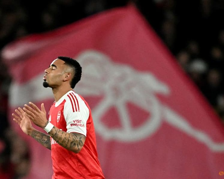 Arsenal get lucky break to go five points clear, Salah returns for Liverpool