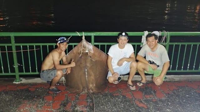 钓到45公斤巨型魔鬼鱼 三名垂钓者花45分钟合力拉上岸