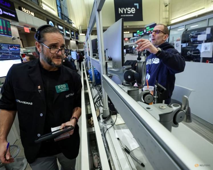 Tech, banks lead Wall Street bounce, gold wanes on Iran, strong jobs data