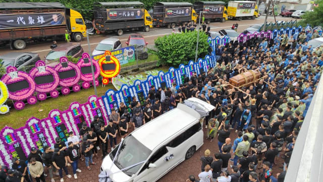 马国新山枪击案死者出殡 1500人细雨中送最后一程