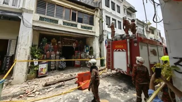 槟城旅游景点老店屋木梁和石块脱落 砸伤两游客