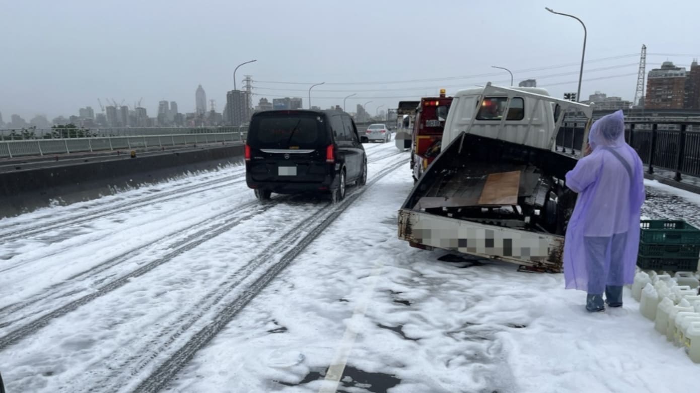 货车遇车祸洗洁剂洒满地台湾一公路秒变“银雪大道” - 8world