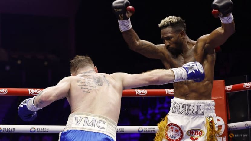 Alvarez outpoints Scull to reclaim undisputed super middleweight championship