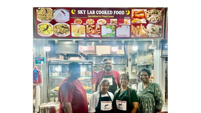 பதவியேற்புச் சடங்கின் விருந்து உபசரிப்பில் வடையைப் பரிமாறும் இந்திய உணவங்காடி