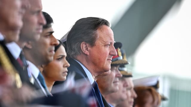 英国外交部长卡梅伦承认自己落入视像通话骗局