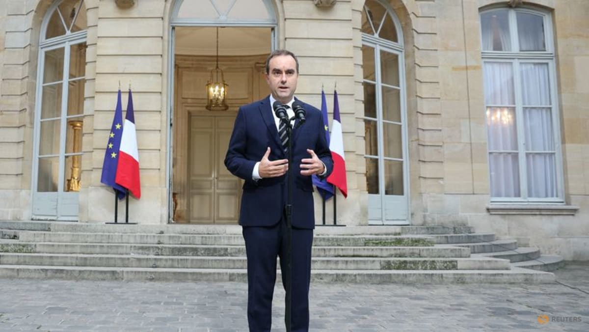 French government quits just hours after being appointed, deepening political crisis