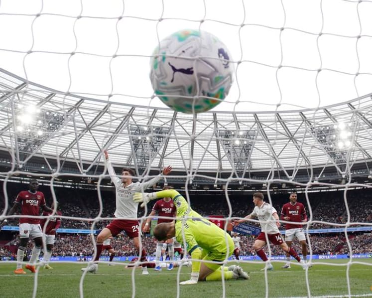 Arsenal survive huge scare to edge towards title