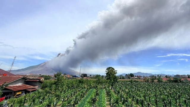 印尼锡纳朋火山喷发 灰烟冲上3500米高空