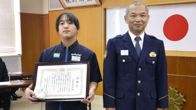 被打劫还问“需要袋子吗” 日本便利店员智擒劫匪