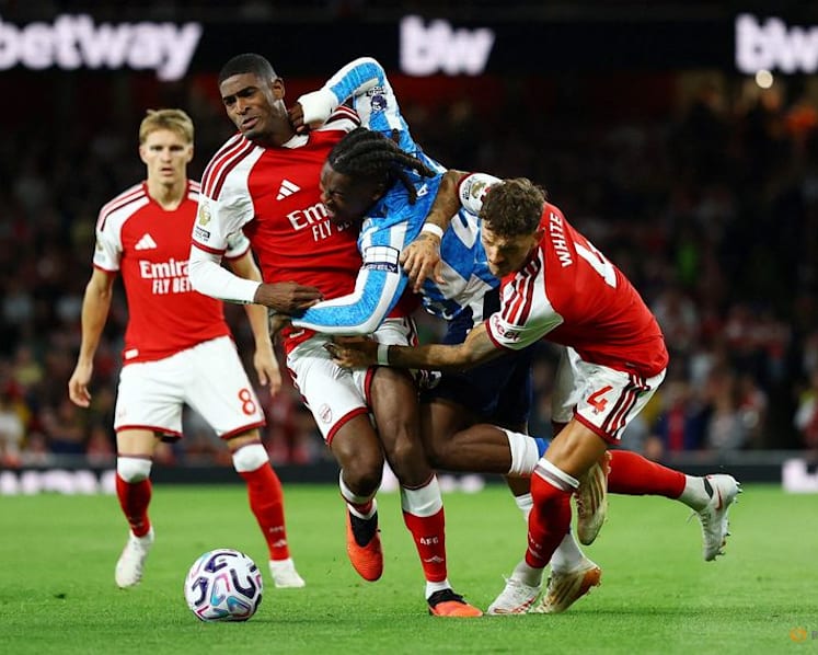 Arsenal sweep aside Coventry to start title defence with a bang