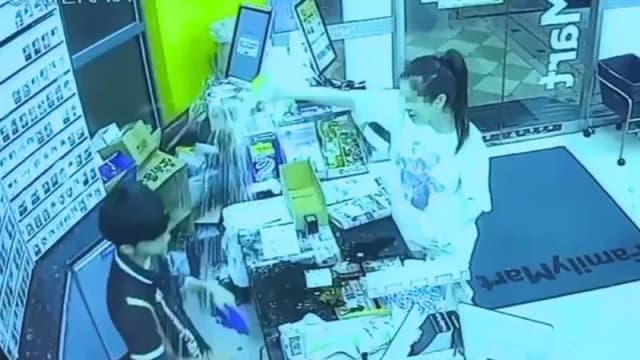 不满店员不装袋 台中女疑怒砸酒瓶喷啤酒