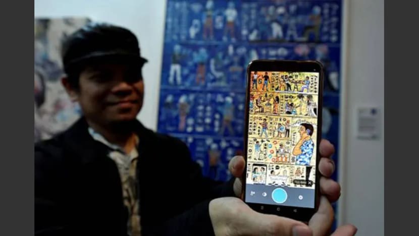 Karya seni unik gunakan hieroglif untuk terjemah penggunaan telefon bijak Karya seni unik gunakan hieroglif untuk terjemah penggunaan telefon bijak