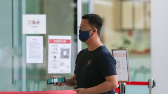 假释外出期间  “恋脚男”忍不住找借口摸女人脚被控非礼 