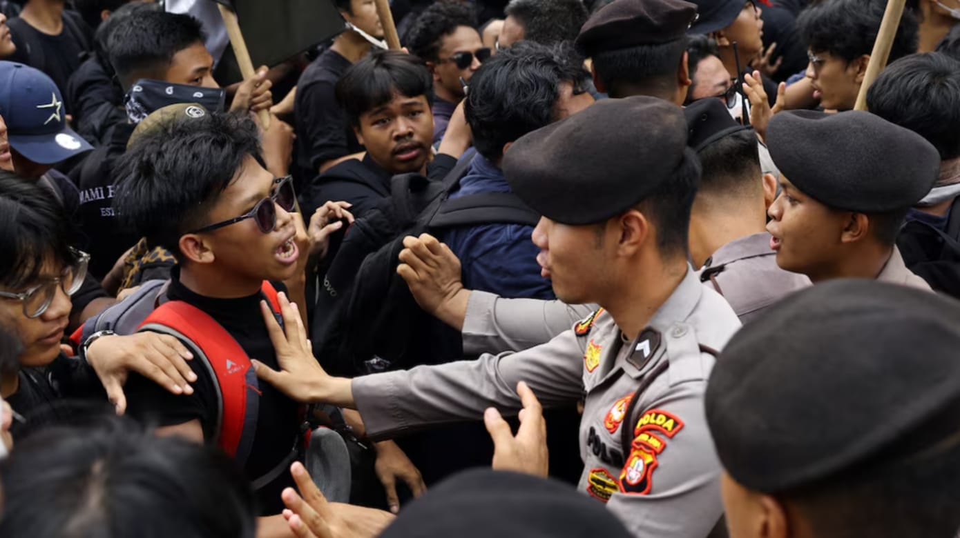 大学生与警员发生冲突。（图：路透社/Ajeng Dinar Ulfiana）