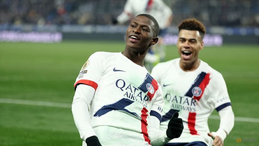 PSG score late winner as they go back to top of Ligue 1
