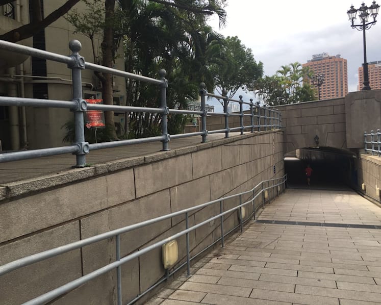 Man falls from height at Boat Quay, injuring self