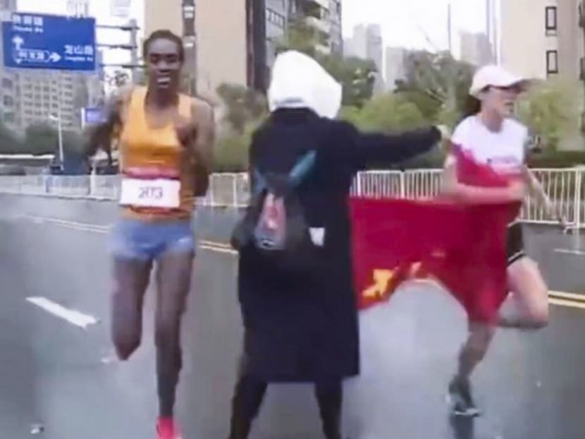 While many spectators criticised the stunt, and questioned whether it may have contributed to He Yinli’s defeat, it turned out that the organisers of the Suzhou marathon may have orchestrated it.