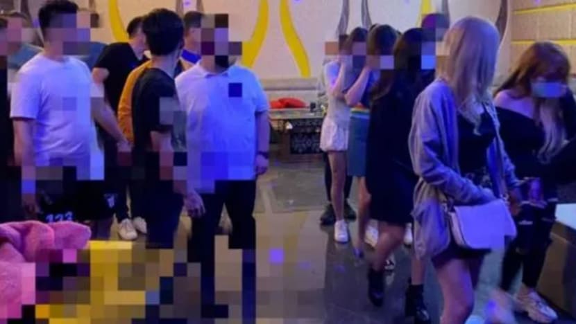 25 individu termasuk 'Datuk Seri' ditahan susuli pesta liar di Pahang 25 individu termasuk 'Datuk Seri' ditahan susuli pesta liar di Pahang