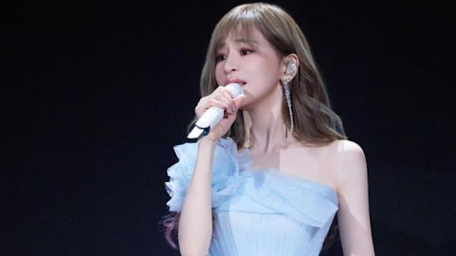 王心凌开唱遭强光烫伤，主办方道歉回应事故原因、最新伤情
