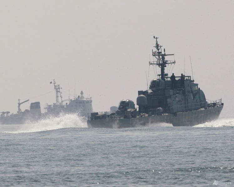 South Korea returns North Korean boat, 7 crew members 