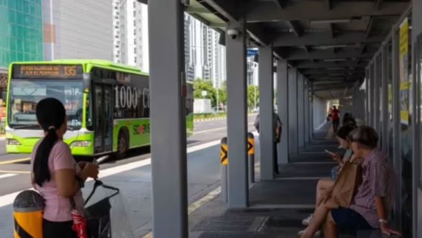 Skrin video papar bas kian hampiri mungkin dipasang di perhentian bas bertentangan Parkway Parade Skrin video papar bas kian hampiri mungkin dipasang di perhentian bas bertentangan Parkway Parade