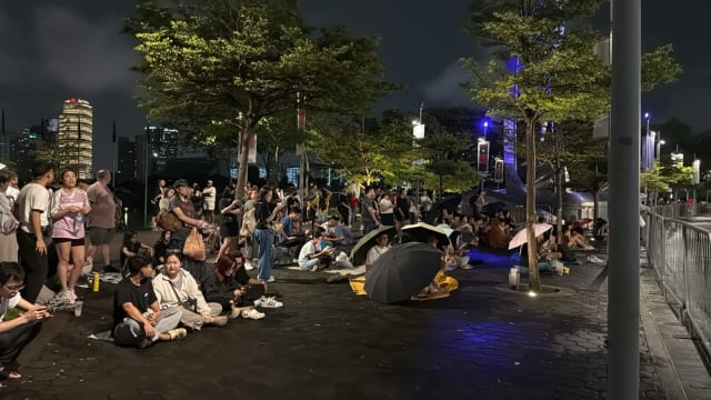 女神卡卡演唱会首日 场外粉丝冒雨听歌合唱